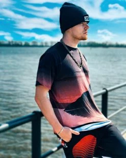 T6 Desolate Tee -T6 shop desolate tee lifestyle